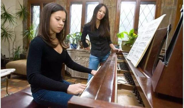 美国华裔虎妈教育孩子完整版,华裔虎妈引发中西教育大辩论