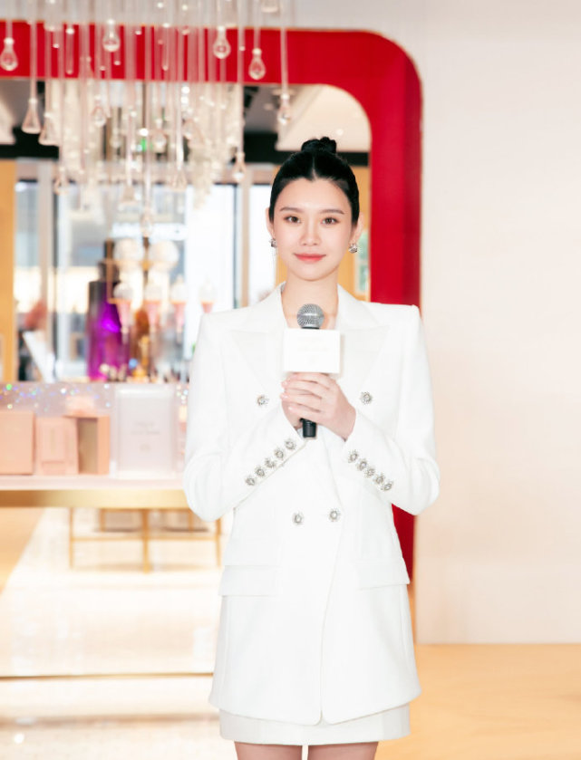 奚梦瑶怀了第二胎后气质大变,奚梦瑶带娃散步