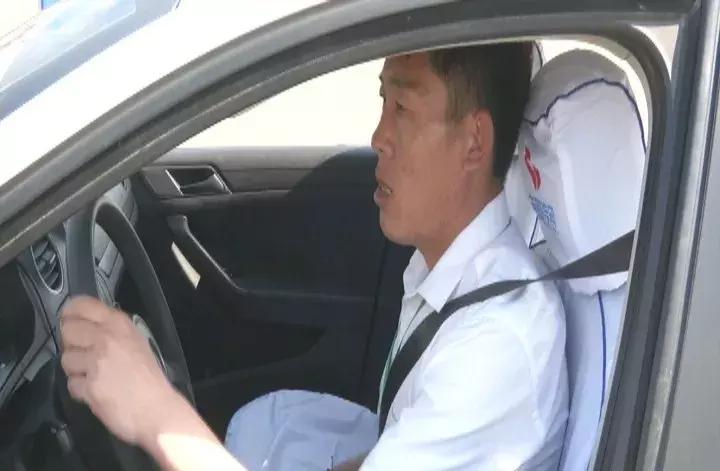 考驾照有人坐副驾驶看你考吗,坐你副驾驶的第一个人