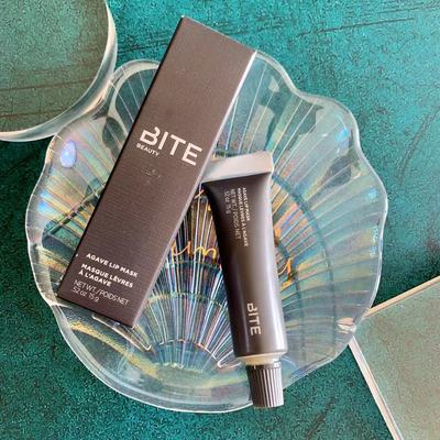 嘴巴干适合用唇釉还是口红,嘴唇太干用什么口红不起皮