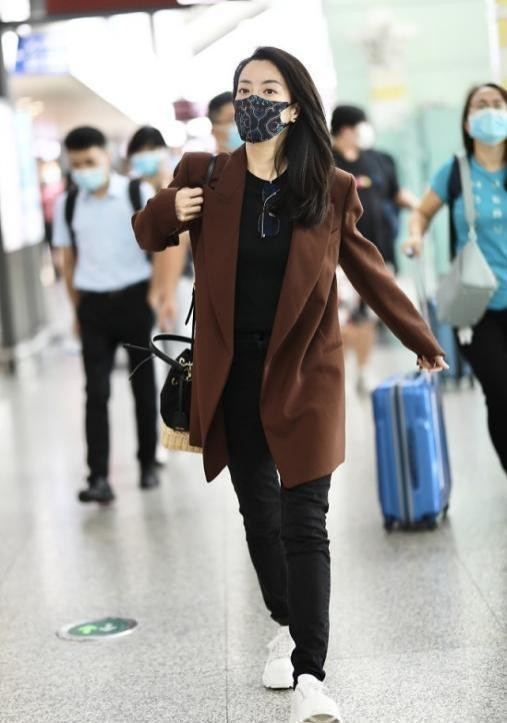 霍汶希穿绿色西装外套,霍汶希机场西装穿搭