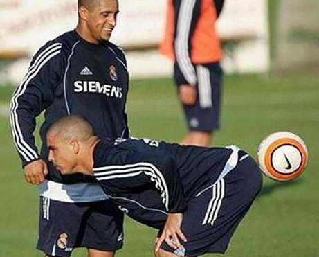 怎么学踢球的各种技巧,踢球实用的过人技巧