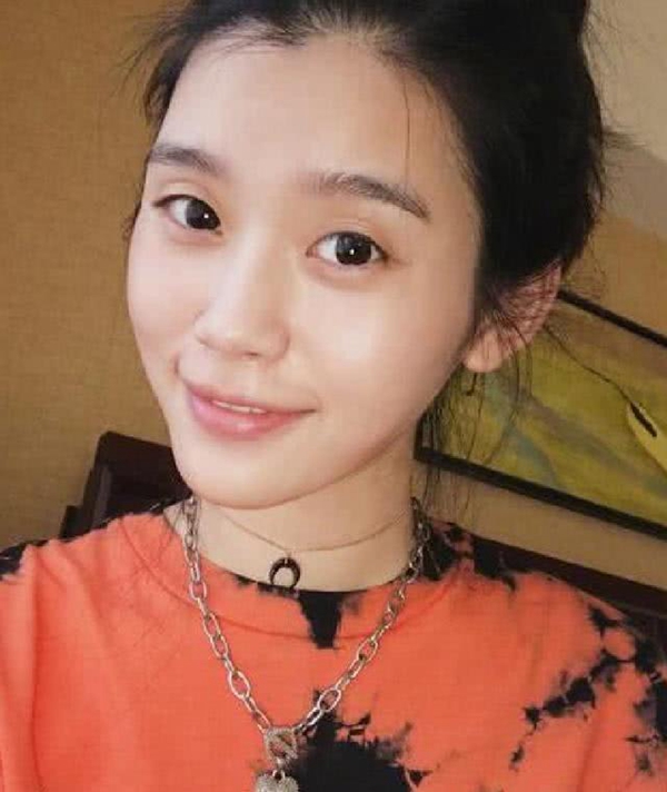 何猷君和四太现身深圳机场,奶爸何猷君迎25岁生日