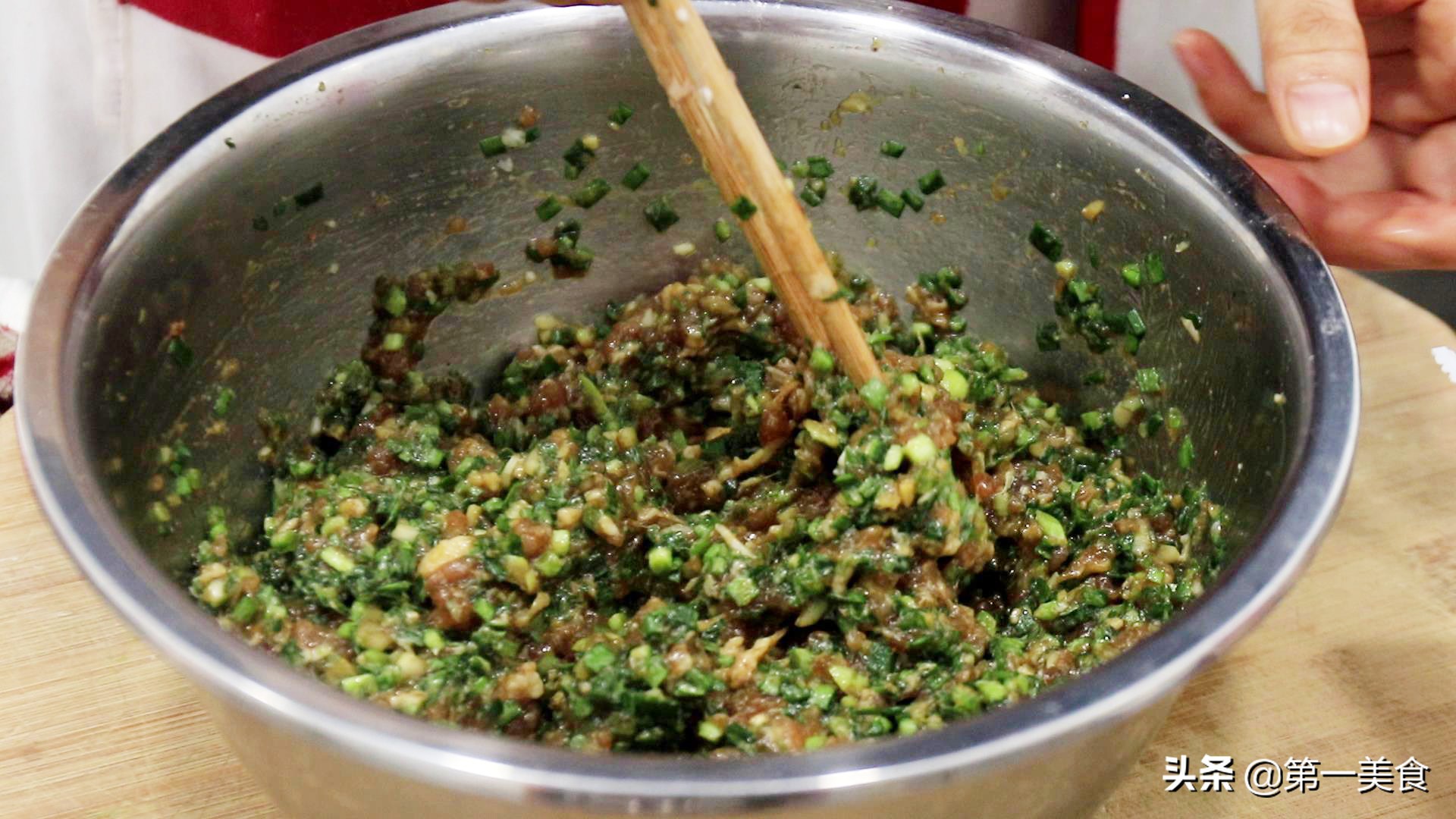 包子擀皮、蒸制都有技巧，学会这两招，包子皮薄但不露馅也不变形