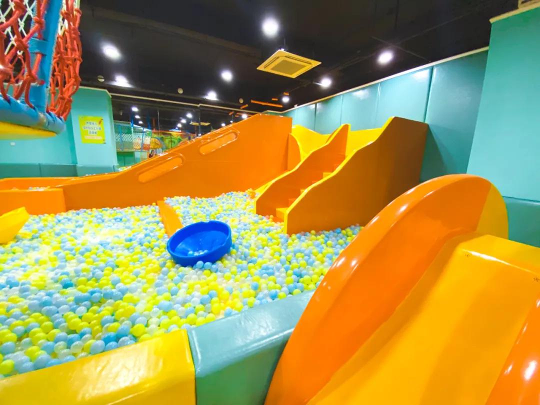 适合大孩子玩的亲子游泳,这家亲子游泳馆真的适合遛娃