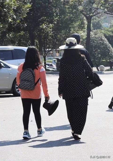 王诗龄伦敦街头大秀长腿一身名牌,李湘女儿王诗龄身高