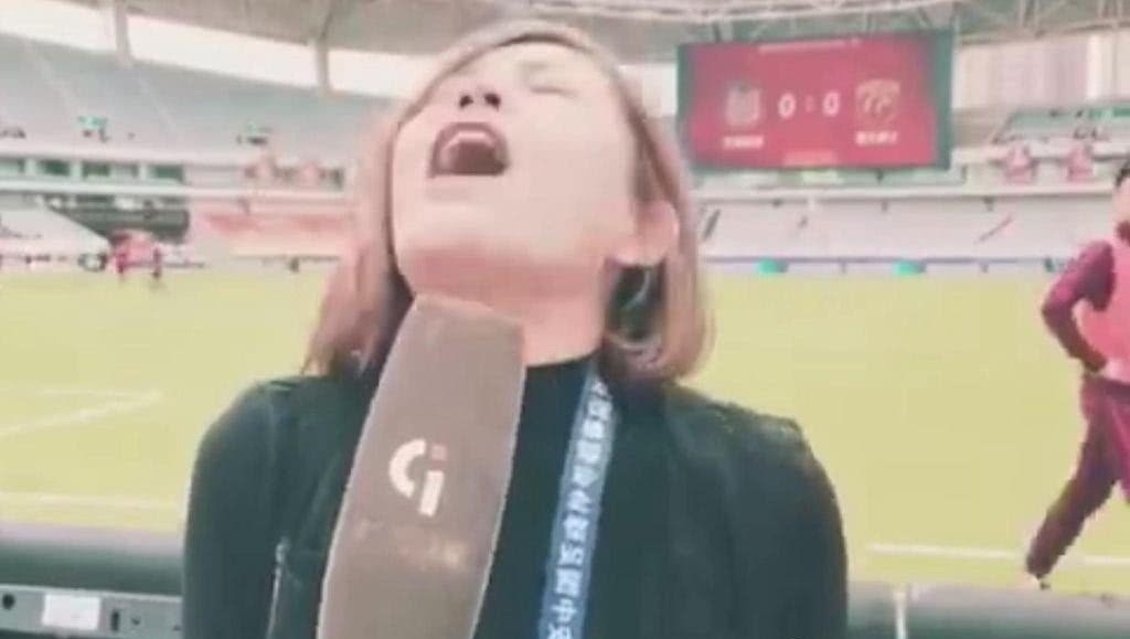 上港女记者被球击中视频,被球员闷一脚的女记者