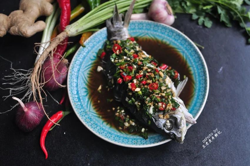 清淡凉拌鲫鱼最正宗的做法四川,过水凉拌鲫鱼最正宗的做法四川