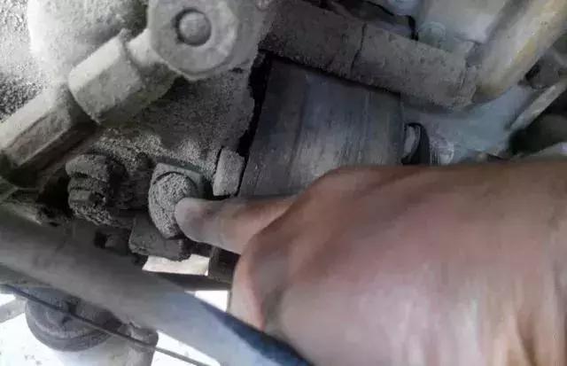 挖机冷车冒白烟,小挖机冒白烟高温