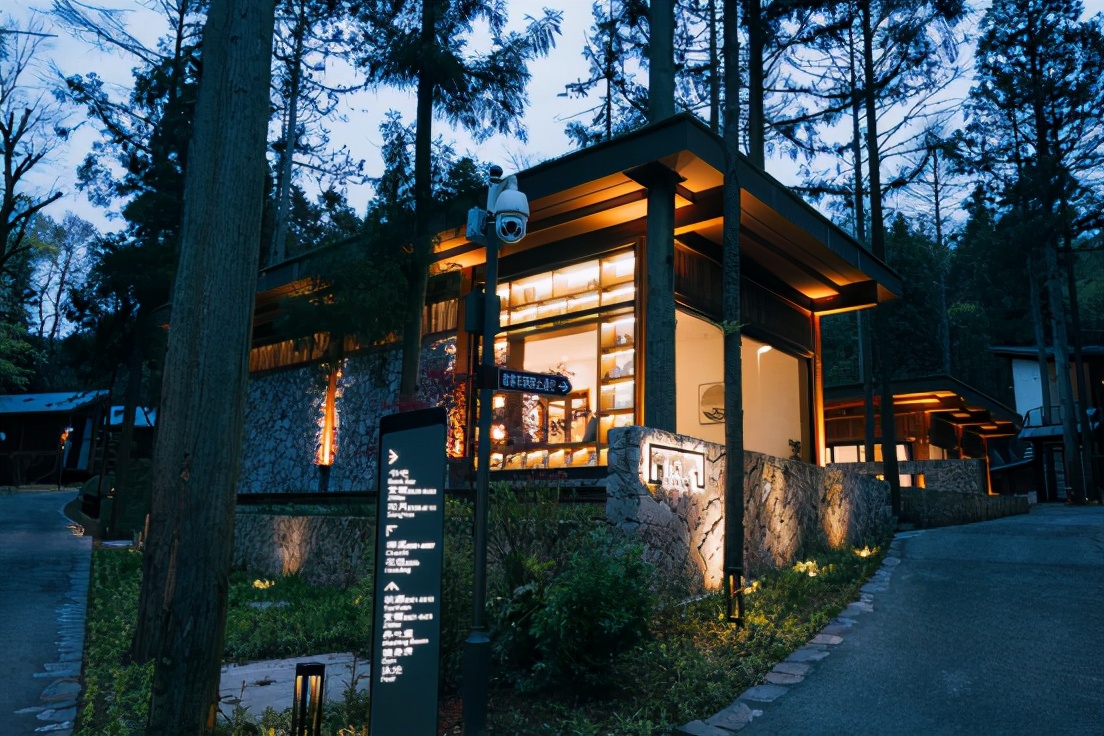 商量岗内的这家酒店，四季气候适宜居住，住客宛若身处桃花源