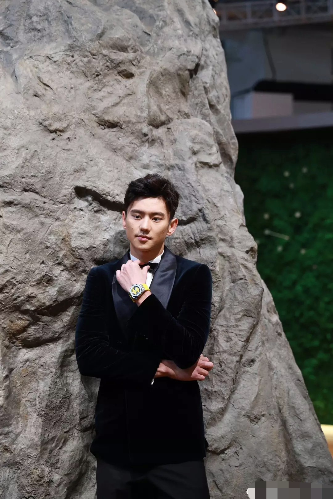 窦靖童门牙笑容灿烂,窦靖童磕破门牙