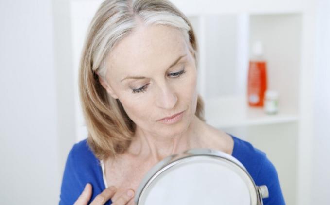 脖子上长的小肉粒可以揪下来吗,脖子腋下长小肉粒可以用手揪掉吗