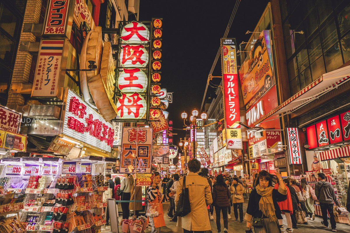 西安多家门店被换黑底白字门头,西安某街道招牌黑底白字