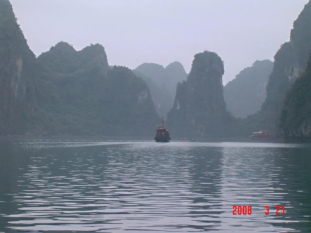 和欧美游客同船参加下龙湾一日游