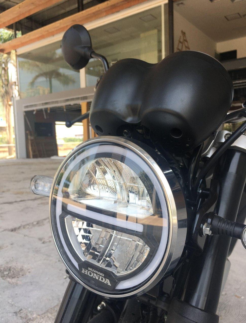 同事买了一辆日系车,同事买的摩托车