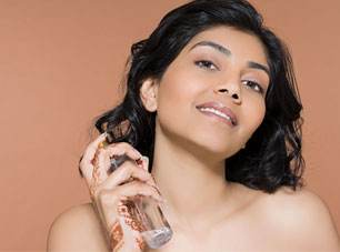 女人喷香水目的,女人开始喷香水说明什么原因