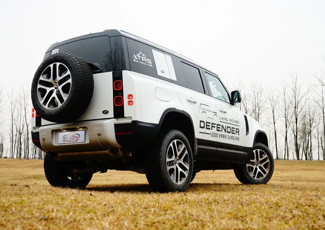 试驾路虎全新卫士,路虎卫士110p400x和暗黑特别版区别