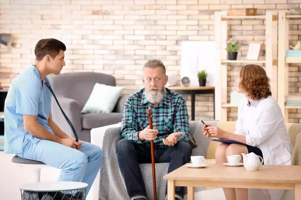 老年人膝盖痛医生说是软组织磨损,96岁老中医治膝关节痛视频