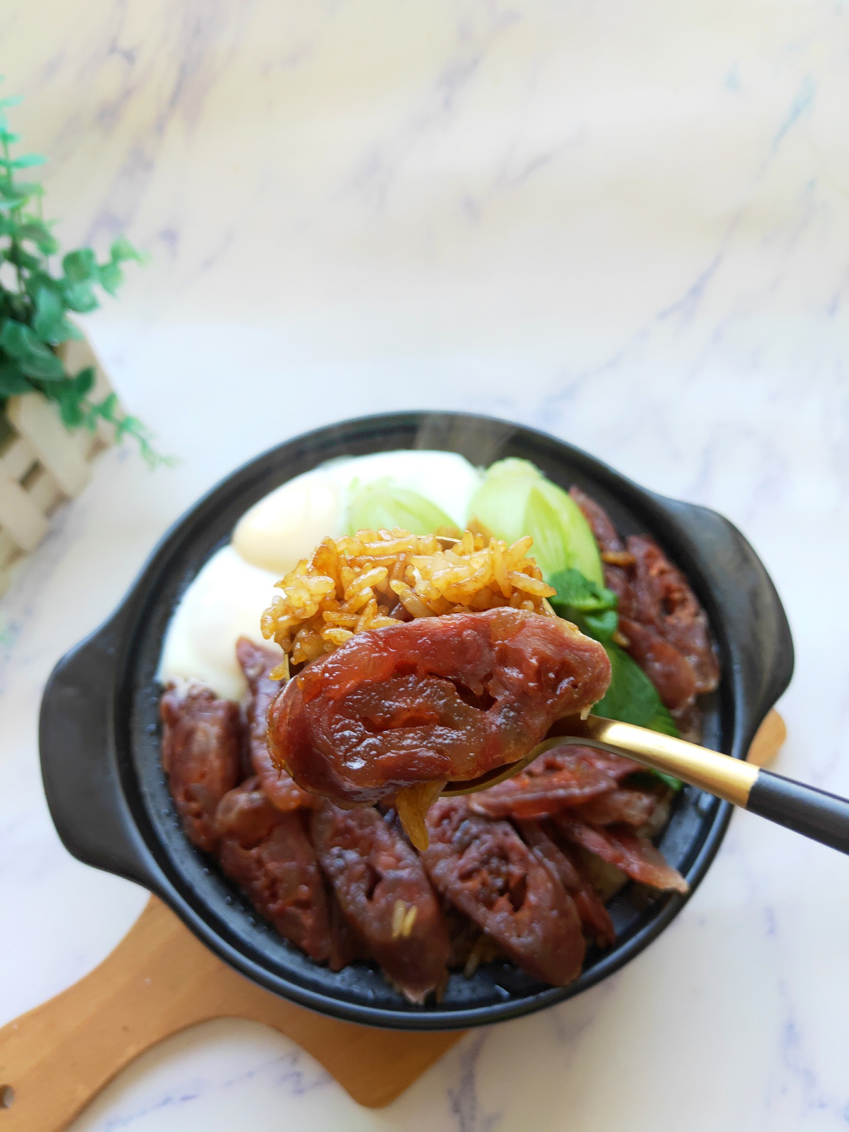 只有腊肠和米饭做煲仔饭,腊肠土豆青菜煲仔饭