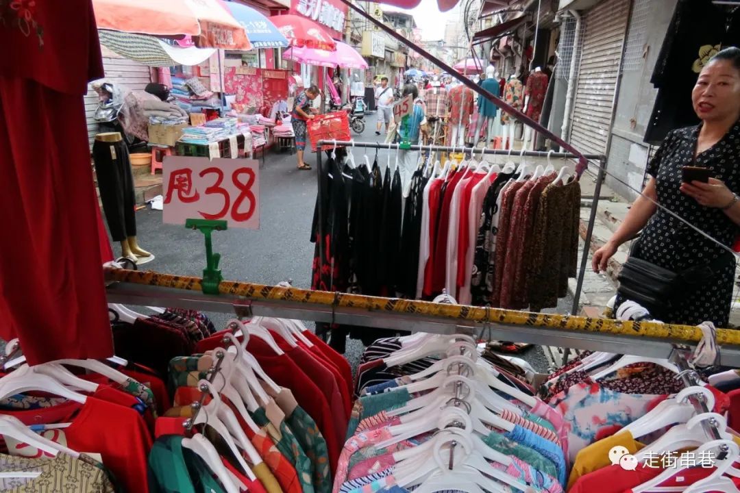 疫情期间还有人摆地摊吗,疫情期间摆摊生活的人