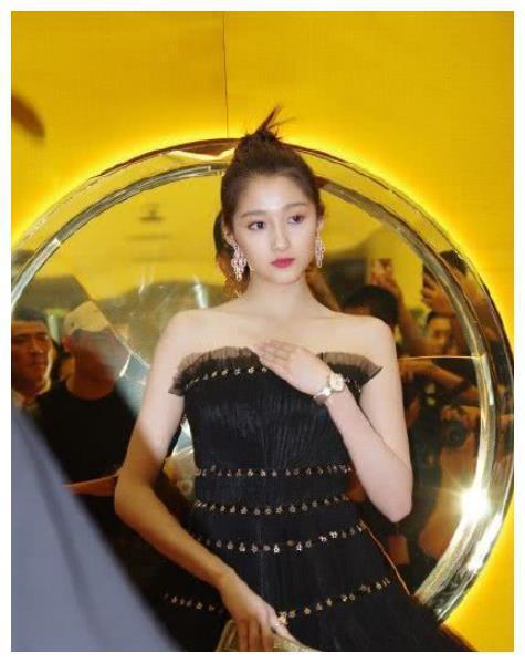 迪丽热巴穿礼服出席活动,迪丽热巴穿礼服散气场