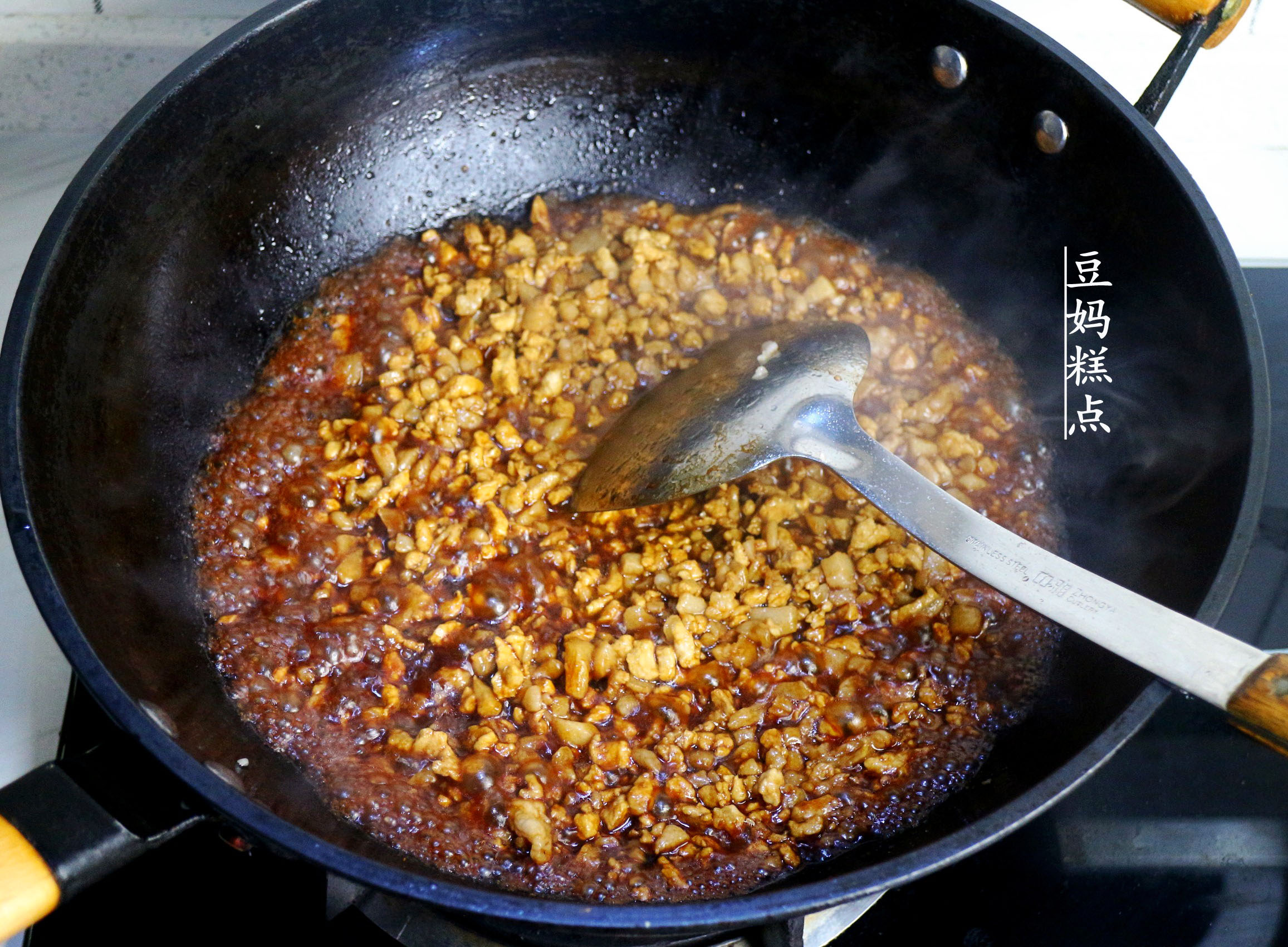 怎么做酱肉包好吃,教你在家做酱肉包