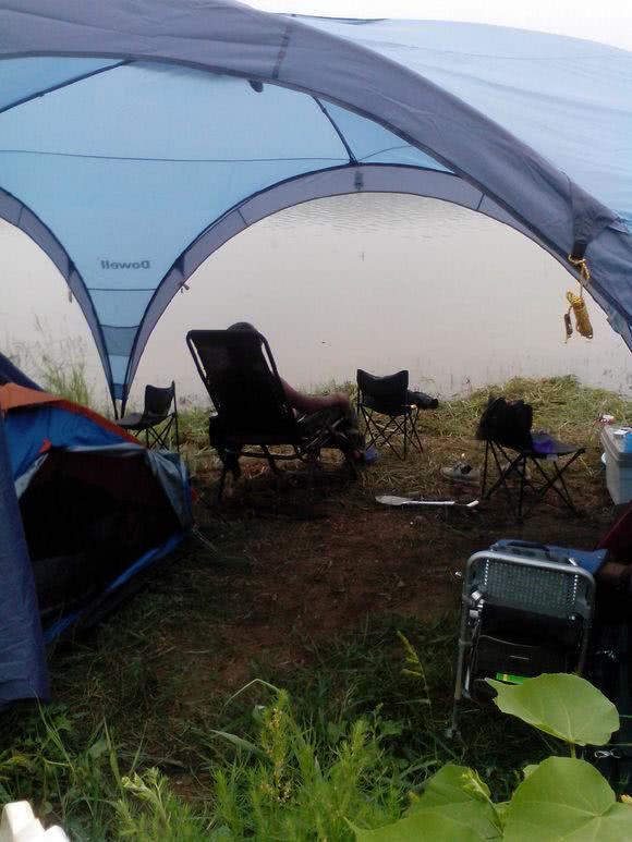 俗话说钓鱼穷三年下一句是啥,俗语钓鱼穷三年毁一生啥意思