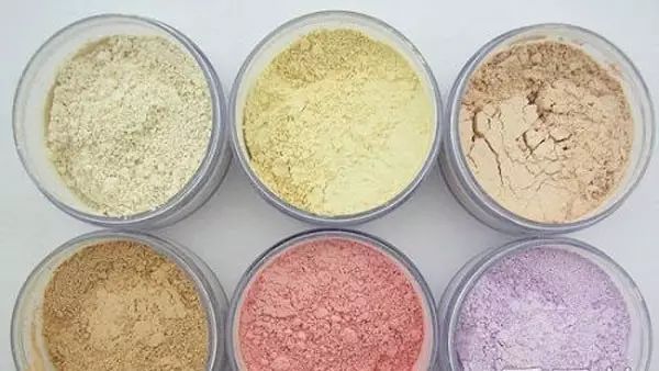 补妆用透明散粉还是肤色散粉好,散粉可以用来补妆