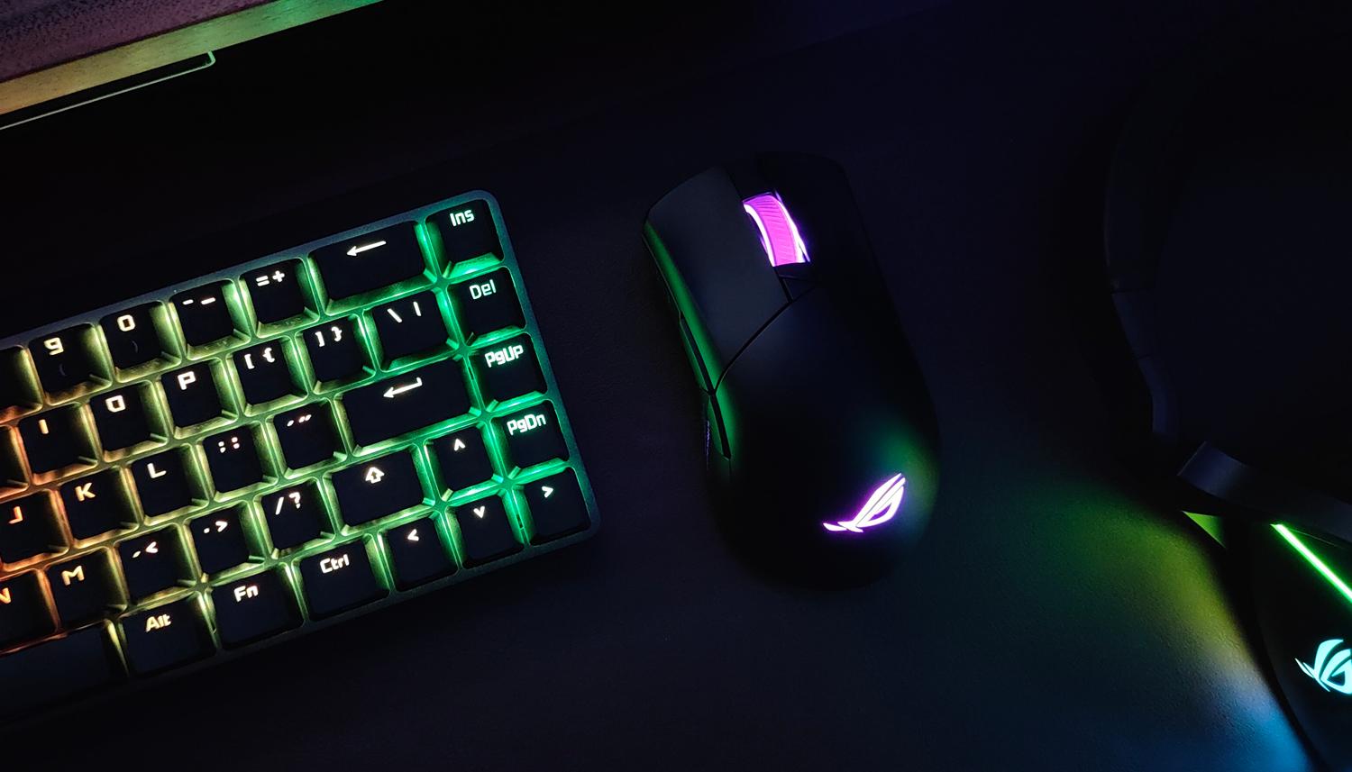 游戏宅的电脑桌面,游戏头戴式耳机rog棱镜s