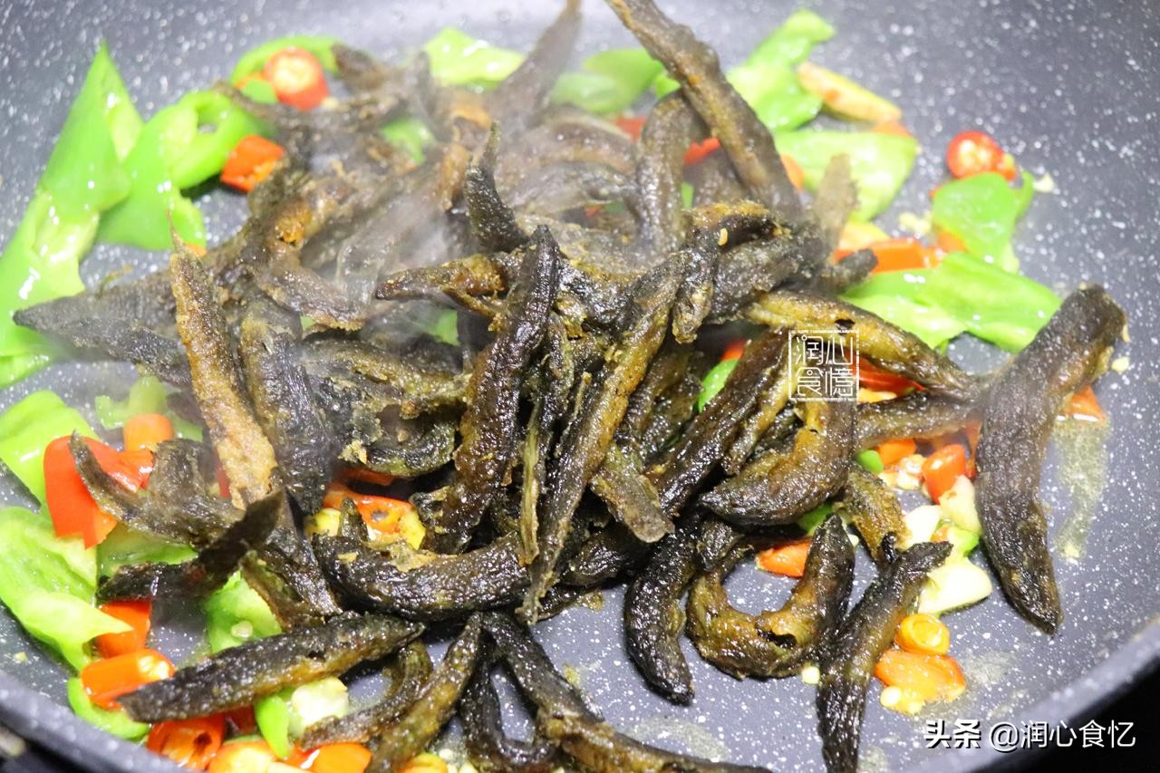 活跃于稀泥田里，乡下小孩都抓过！吃了健脾益肾，很多人不敢吃