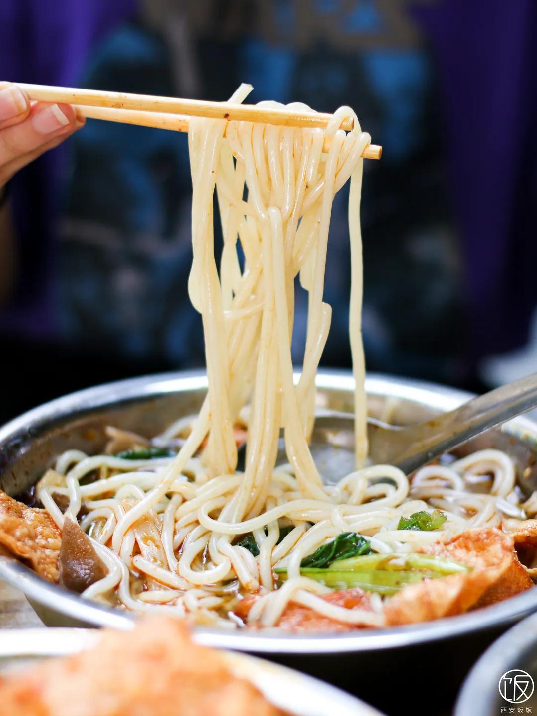 又香又臭的螺蛳粉太美味了,又臭又香螺蛳粉真的很好吃