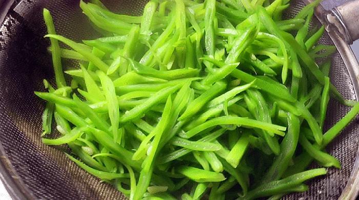 芸豆炒肉丝，很多人第一步没做对，芸豆不入味发黑，教你正确方法