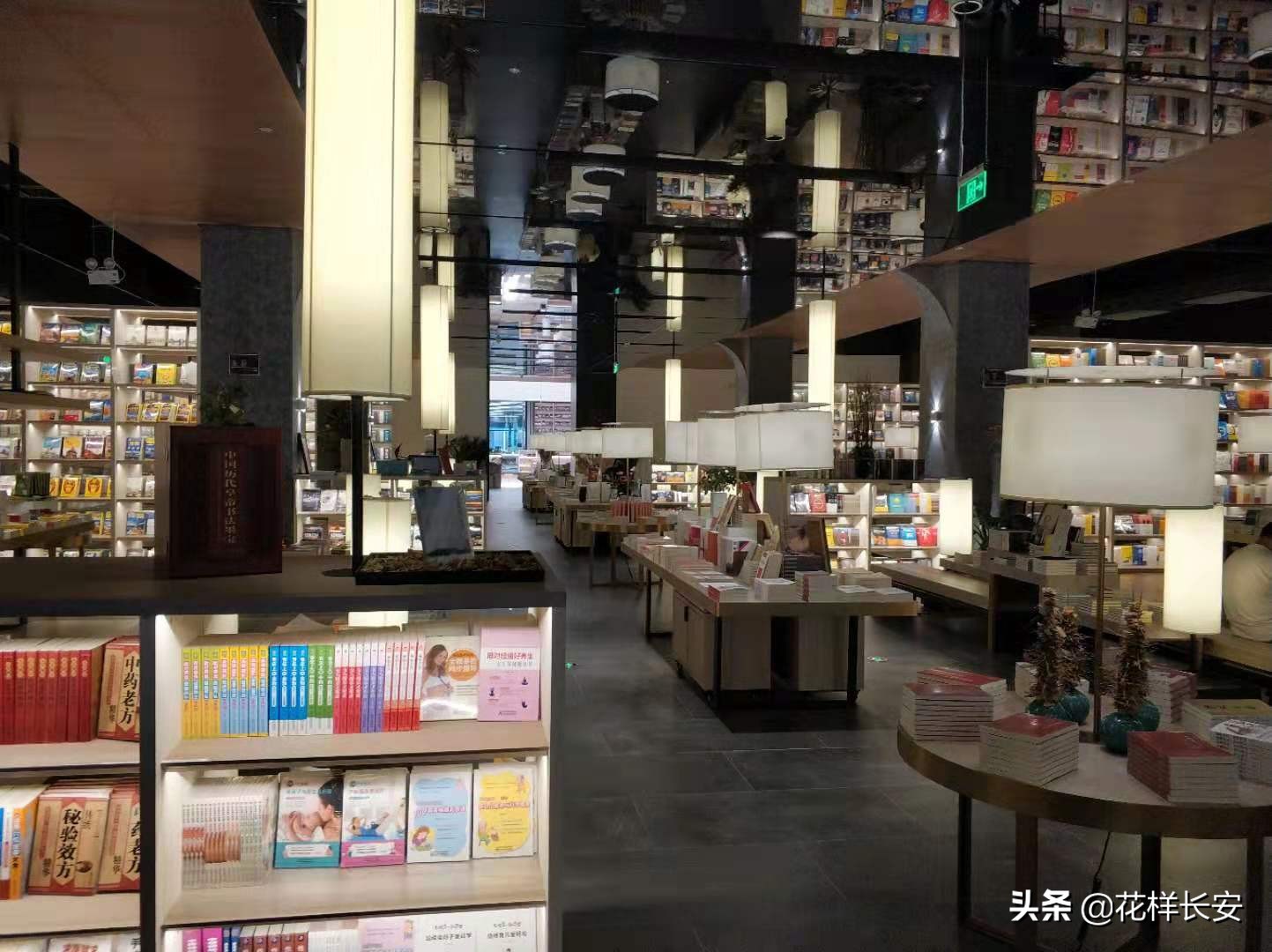 亲测西郊最大书城座位忒别多贼适合看书