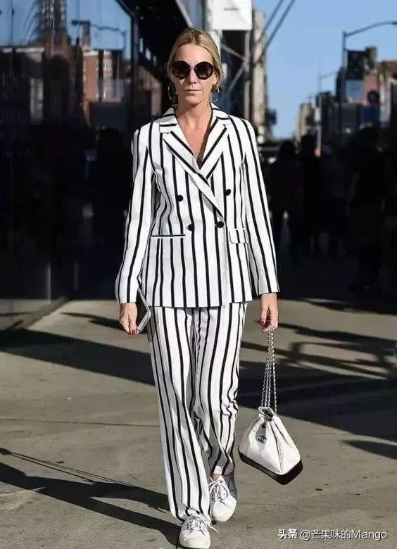今年秋冬流行穿西装太时髦了,严肃刻板的西装如何穿才能更时髦
