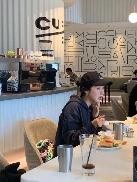 女明星都在敷面膜,出门敷面膜