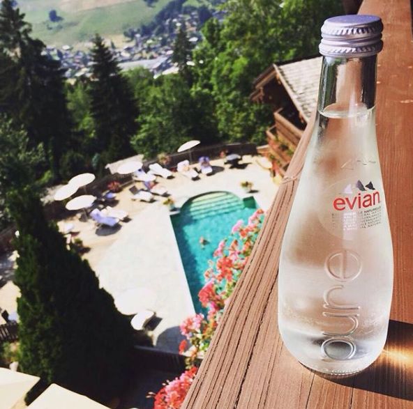 依云如何将一瓶水，成功卖出了奢侈品的味道？