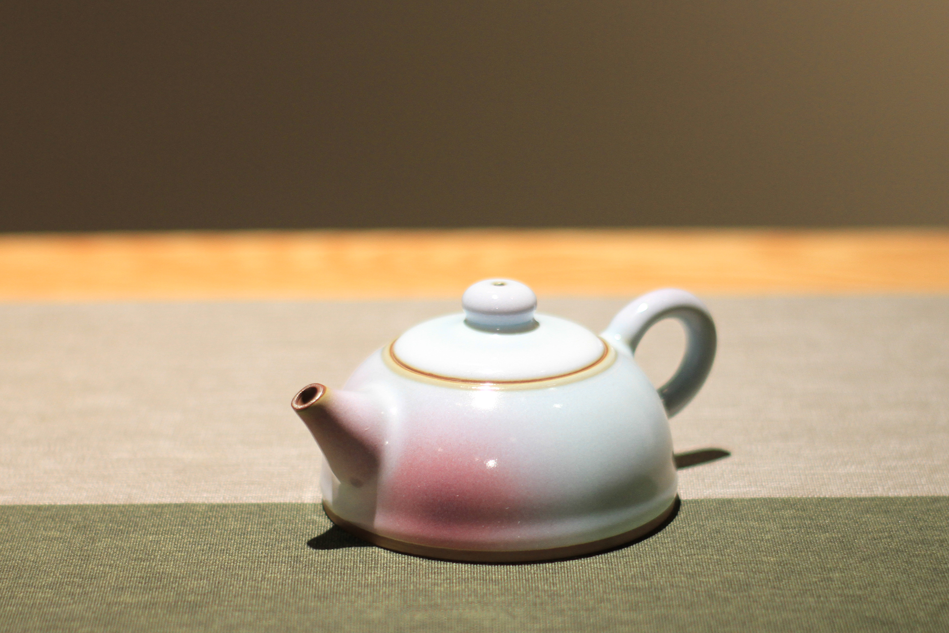 钧瓷作品欣赏紫砂壶,紫砂壶为什么比钧瓷壶卖得贵