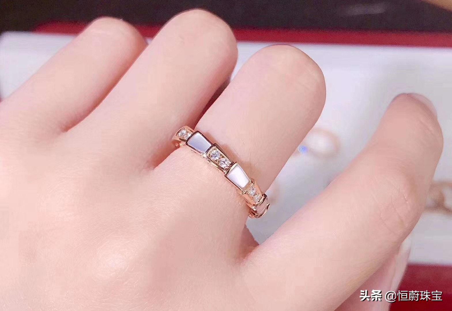 卡地亚love戒指哪款最经典,卡地亚love戒指在实体店多少钱