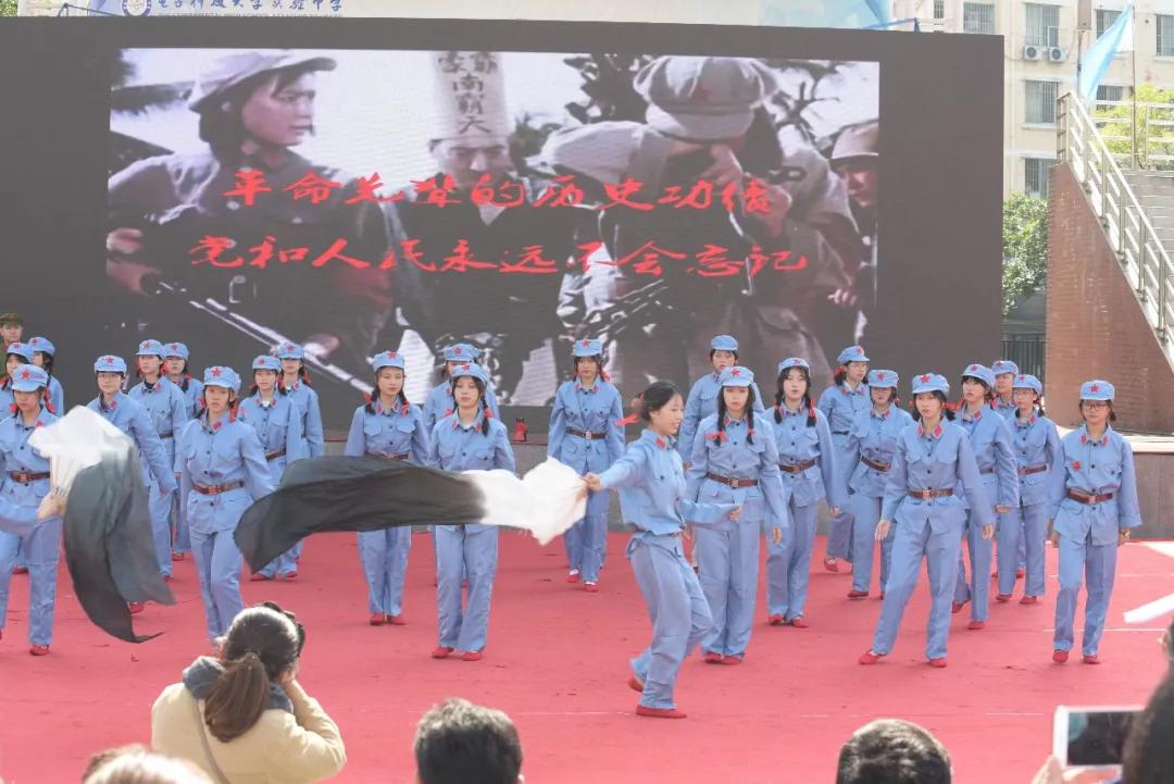 机器人在技能大赛上尬舞,机器人魔性斗舞