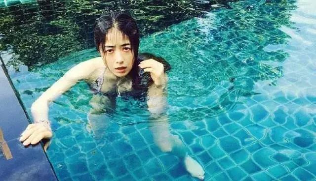 蒋欣和娜扎合影,21岁的娜扎和40岁的蒋欣