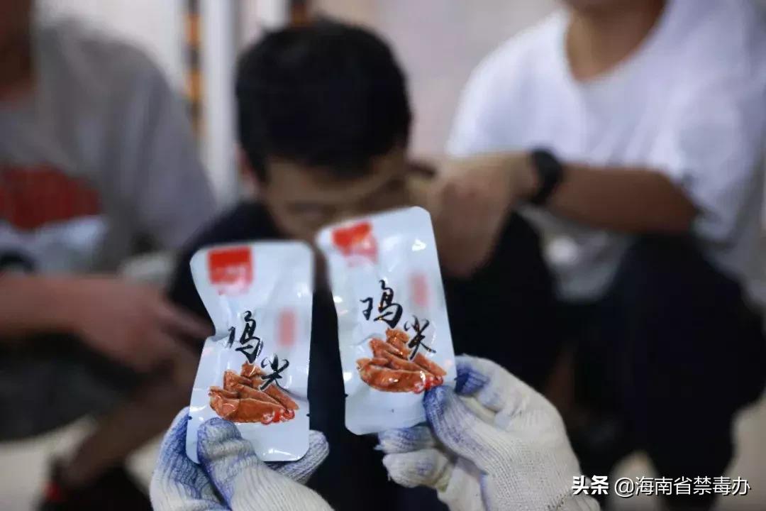 男子被警察搜出可疑包裹,小伙在冰箱发现神秘包裹