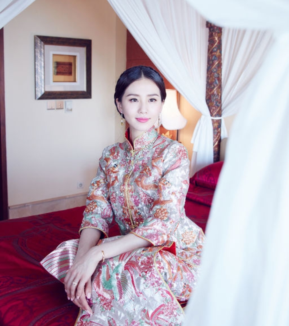 昆凌和唐嫣的婚纱哪个更好看,明星婚纱郭碧婷