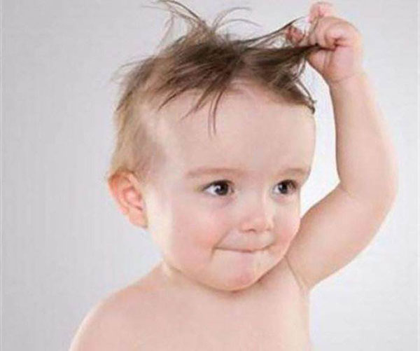 小孩头发稀疏发黄是缺钙吗,宝宝头发枯黄警惕缺锌