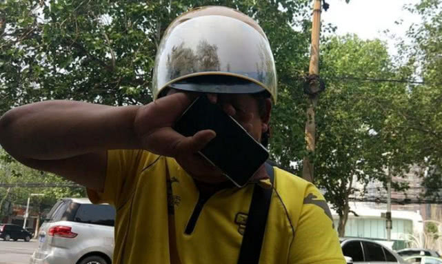 顾客让外卖小哥代买,送餐小哥帮忙买烟