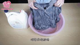 羽绒服表面发霉可以用酒精擦吗,羽绒服放衣柜里会发霉怎么回事