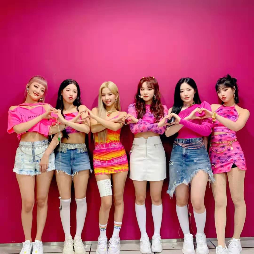 韩国女团穿“开裆裤”唱跳!露黑色*裤底**显不雅,迷惑穿搭遭吐槽