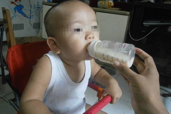 给宝宝冲奶粉总是有气泡怎么回事,奶粉有泡沫宝宝喝进去有什么危害