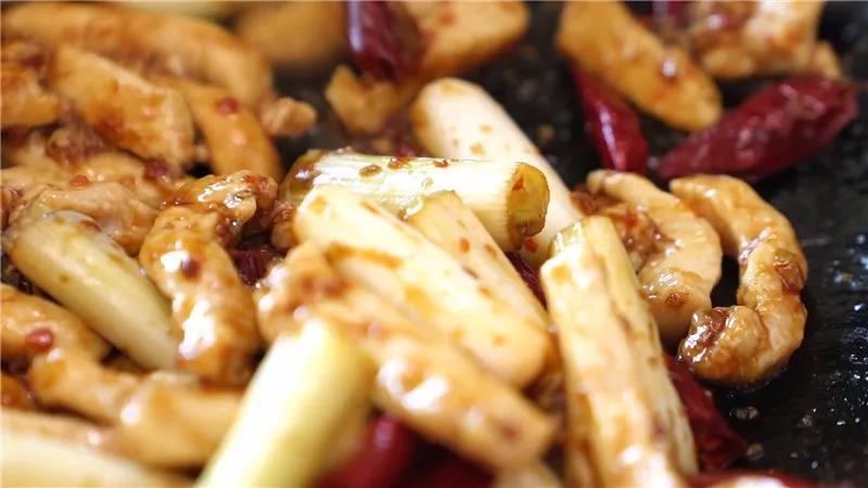 香葱捞脆皮鸡柳,香葱芝麻鸡柳