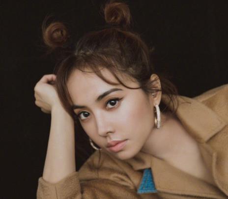 一不小心粉底蹭男友衣服上了，超尴尬！如何防止粉底被蹭？快进！