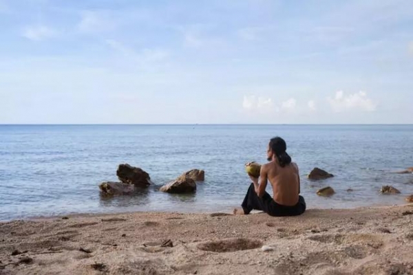 男子投资50万带老婆住山洞,48岁男子卖掉豪宅